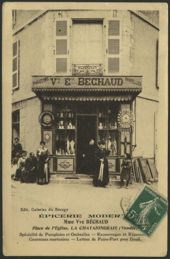 Une épicerie moderne, tenue par la veuve Béchaud, face à l'église (femmes posant devant la vitrine, vue 1) et un magasin de nouveautés "Galeries du Bocage", situé dans la rue des Halles (clients devant l'entrée, vue 2).